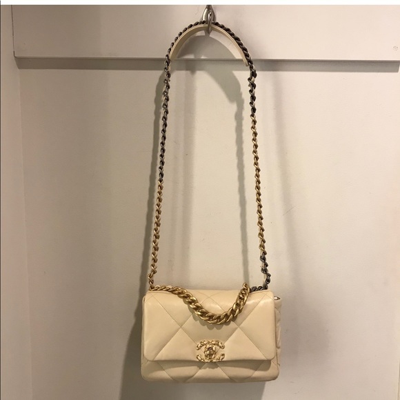 GONE 💨🚨Gorgeous soft goatskin Chanel 19 bag 🔥🎁 - Picture 7 of 10